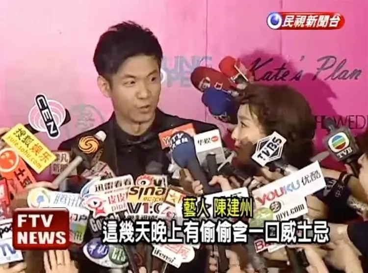 黑人婚禮受訪時表示自己「偷偷含一口威士忌」。截圖自民視新聞台