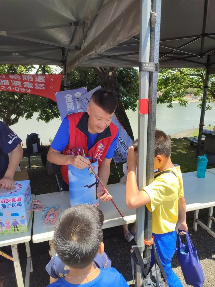 活動攤位的有獎徵答吸引不少家長帶著小朋友來參與。翻攝畫面