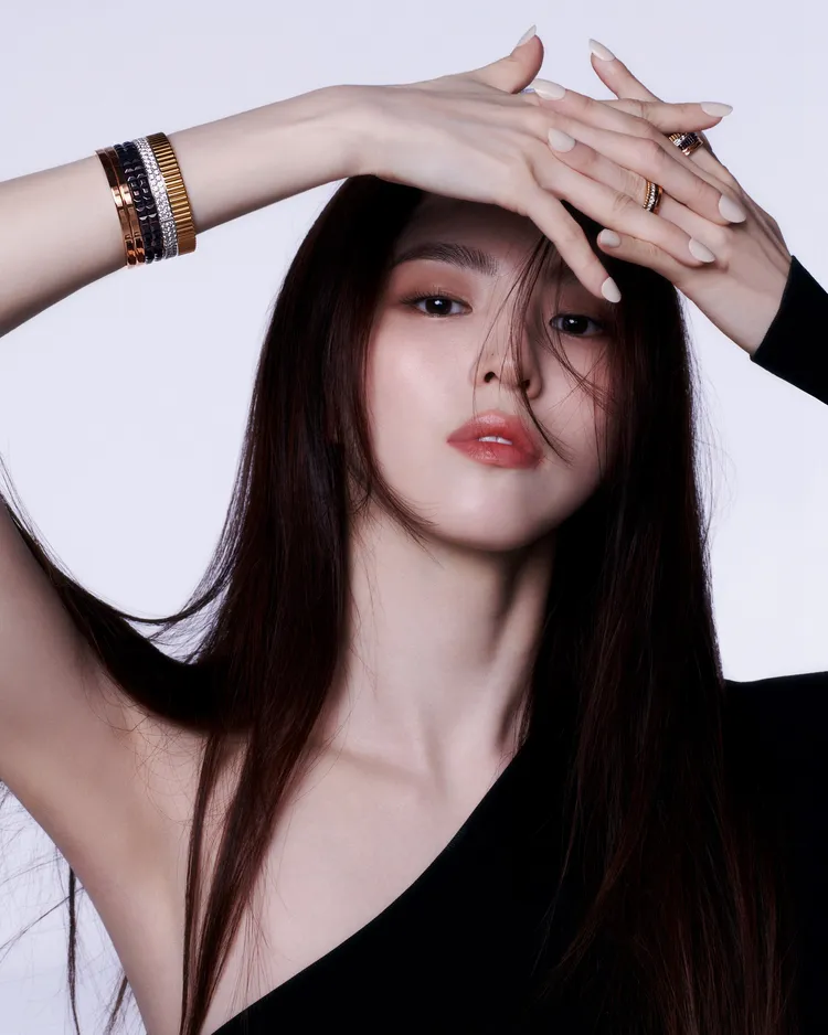 韓素希於BOUCHERON形象廣告中佩戴Quatre與Serpent Bohème系列珠寶，凸顯雙方珍視的自由精神。品牌提供