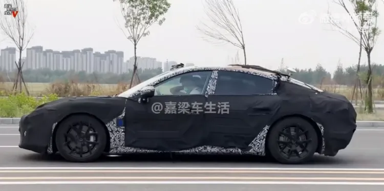 號稱是史上最清晰的小米汽車間諜照。翻攝汽車博主@嘉梁車生活