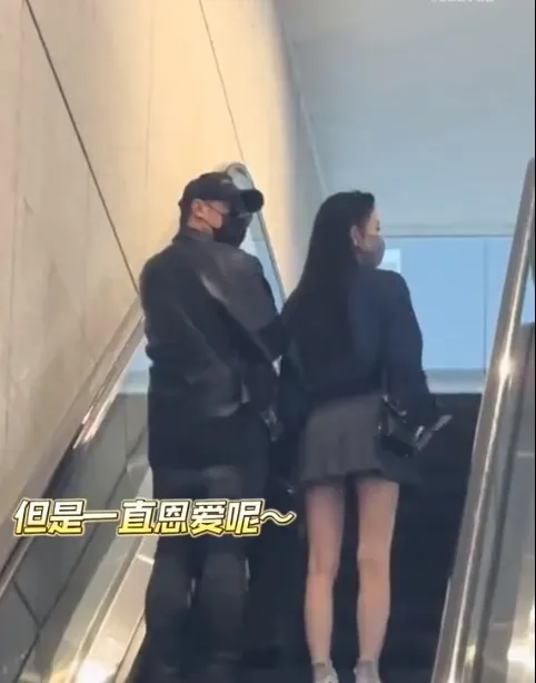 潘瑋柏與愛妻一起上手扶梯。翻攝狐的街拍