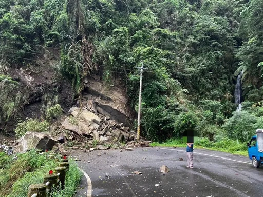 雨彈連炸！嘉義縣番路巨石崩落擋路　交通中斷籲改道通行