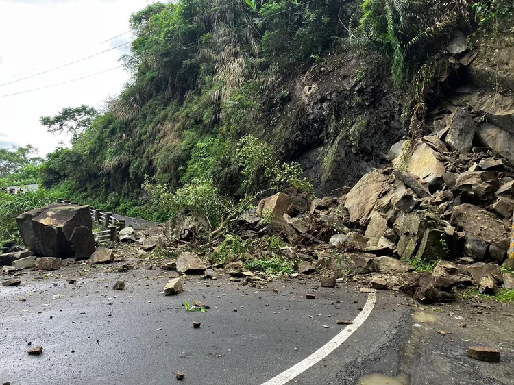 現場掉落大小落石。警方提供