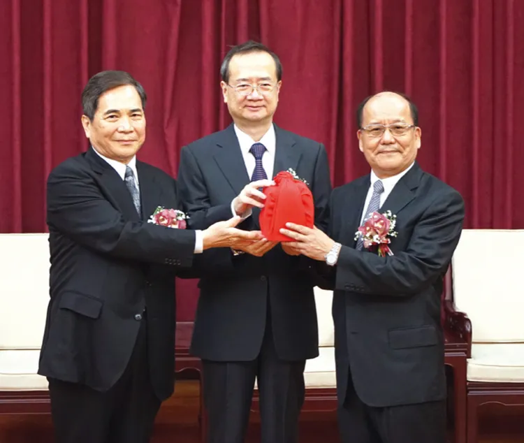 李伯道(右)2020年從司法院長許宗力(中)手中接下懲戒法院院長印信。司法院提供