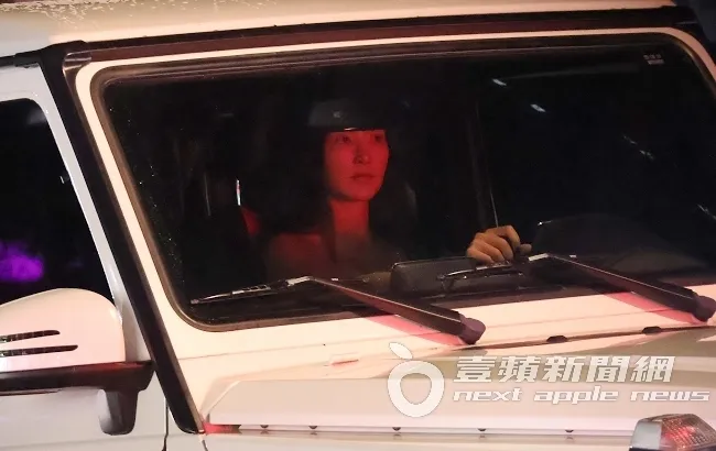 吳速玲約會結束，專心開著賓士G63越野車。特勤中心攝