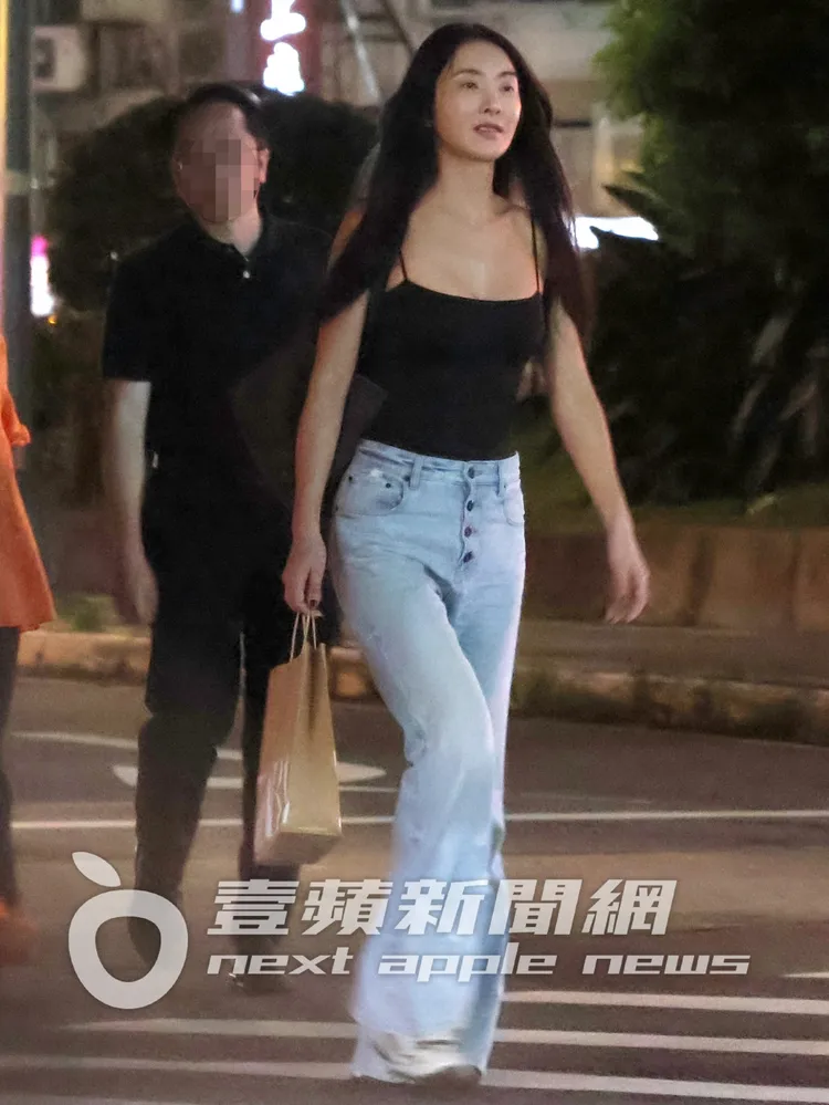 吳速玲套上細肩帶背心，十分雄偉。特勤中心攝