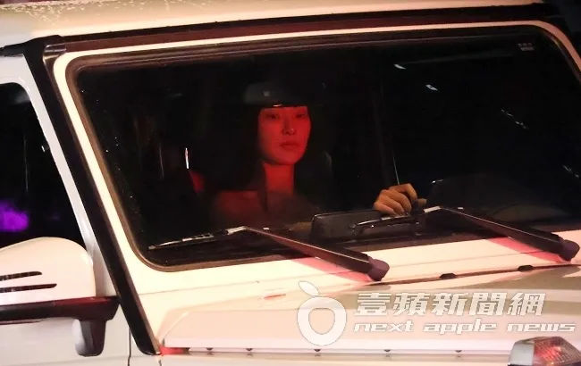 等紅燈時，吳速玲低頭看了看車上螢幕資訊。特勤中心攝