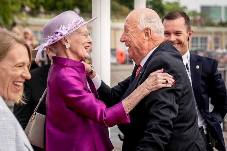 瑪格麗特女王歡迎哈拉德國王。美聯社