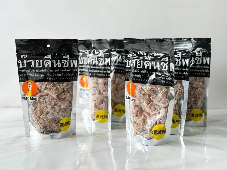 被譽為「果乾界精品」的Mag Mag還魂梅，酸酸甜甜有嚼勁且帶有厚實感，嚴選泰國新鮮梅子以獨家工藝技術醃製，無籽果肉紮實又彈牙，將精華完整保存。業者提供