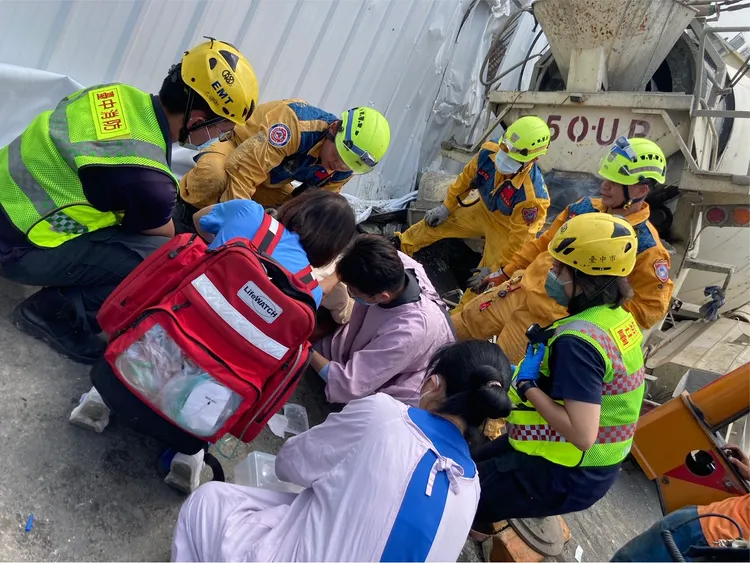 消防人員搶救受困工人。民眾提供