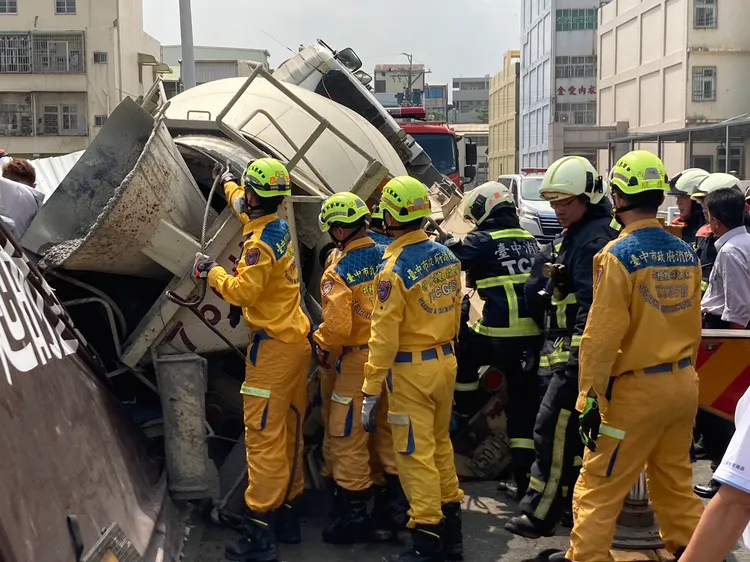 消防人員搶救受困工人。民眾提供