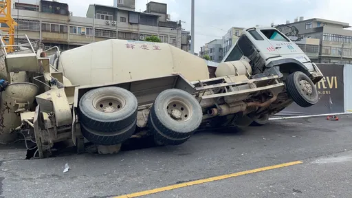 台中工地坍塌!害水泥车陷落 驾驶受困意识模糊