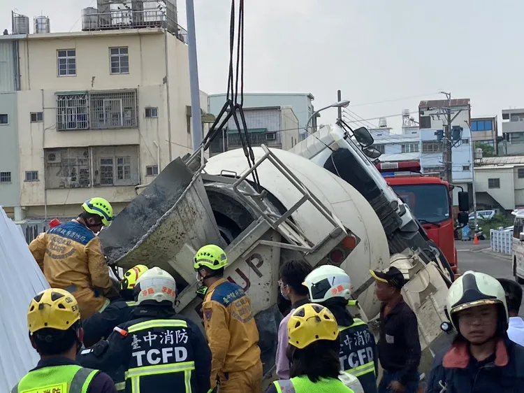 消防人員先以絞盤固定水泥車，避免重壓受困工人。民眾提供