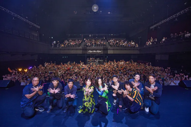 玉城千春（左四）和徐若瑄（右五）近距離和台下歌迷互動。索尼音樂提供