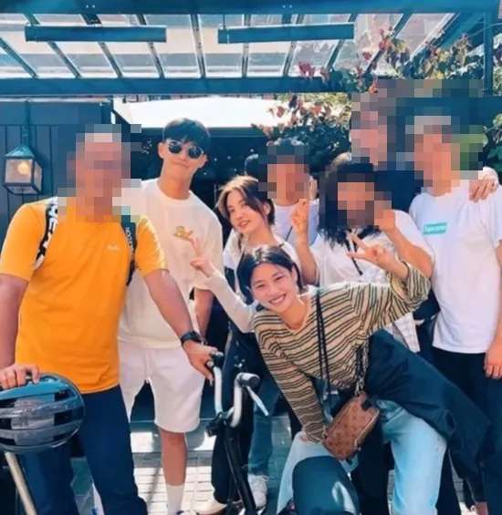 朴敘俊（左二起）與xooos合照，《魷魚遊戲》鄭好娟也在場。翻攝IG