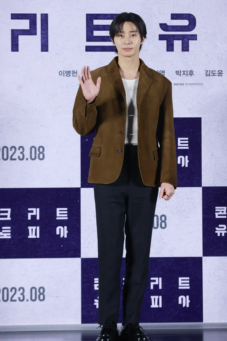 朴敘俊昨現身新片發表會，親口回應與xooos的戀情。韓聯社