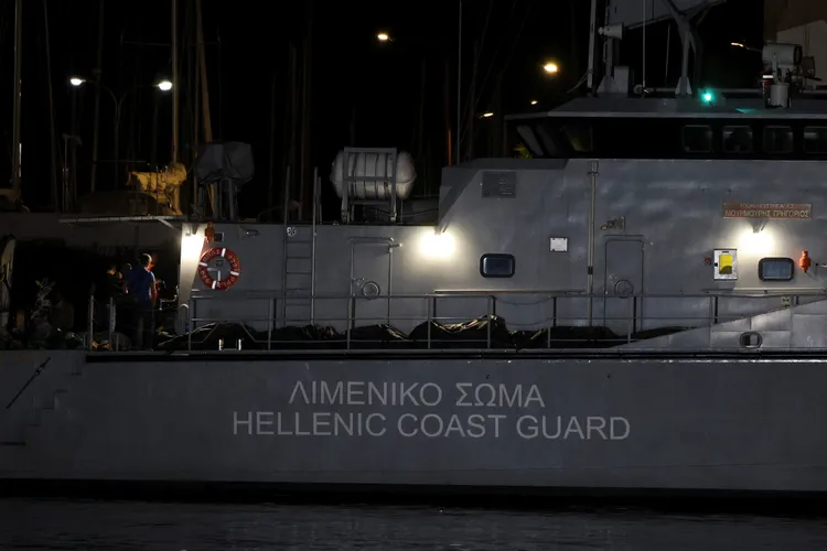 希臘搜救船隻裝滿了黑色的屍袋。路透社