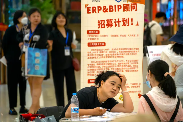 中國北京一間商場的招募面試。美聯社