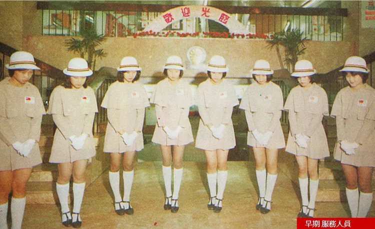 遠百寶慶百貨早期服務人員門口迎賓。業者提供