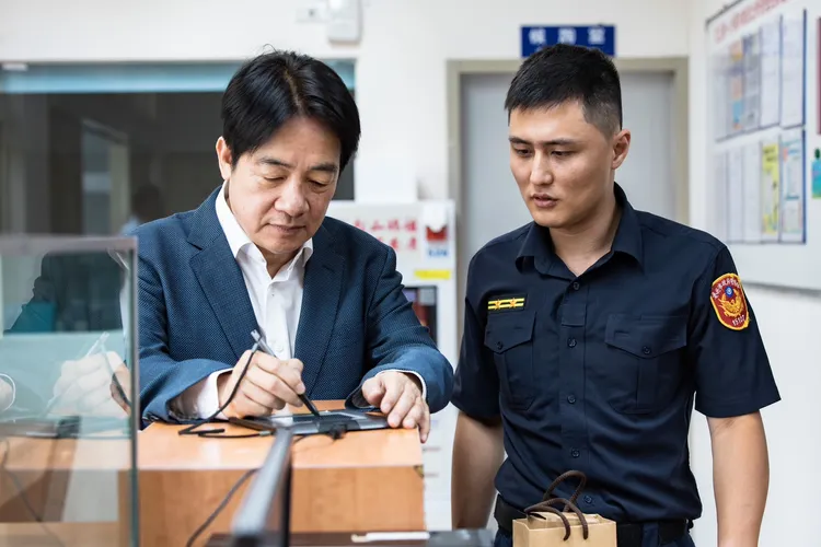 賴清德於值班台簽到。府提供