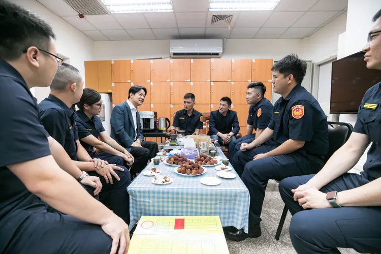 賴清德跟警察同仁談話。府提供