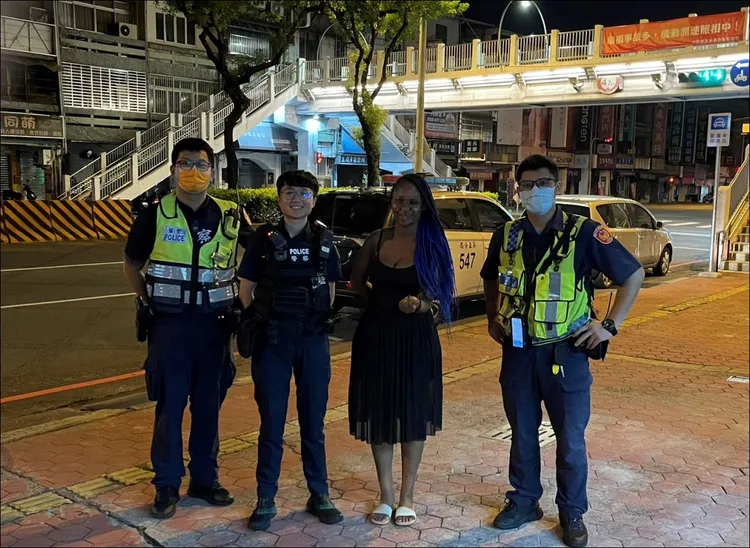 警方與半夜找磅秤的外籍女師合影。警方提供