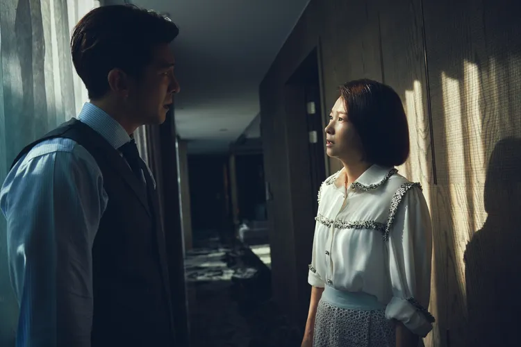 六月（右）的處境引起同情，左為劇中老公修杰楷。三立提供