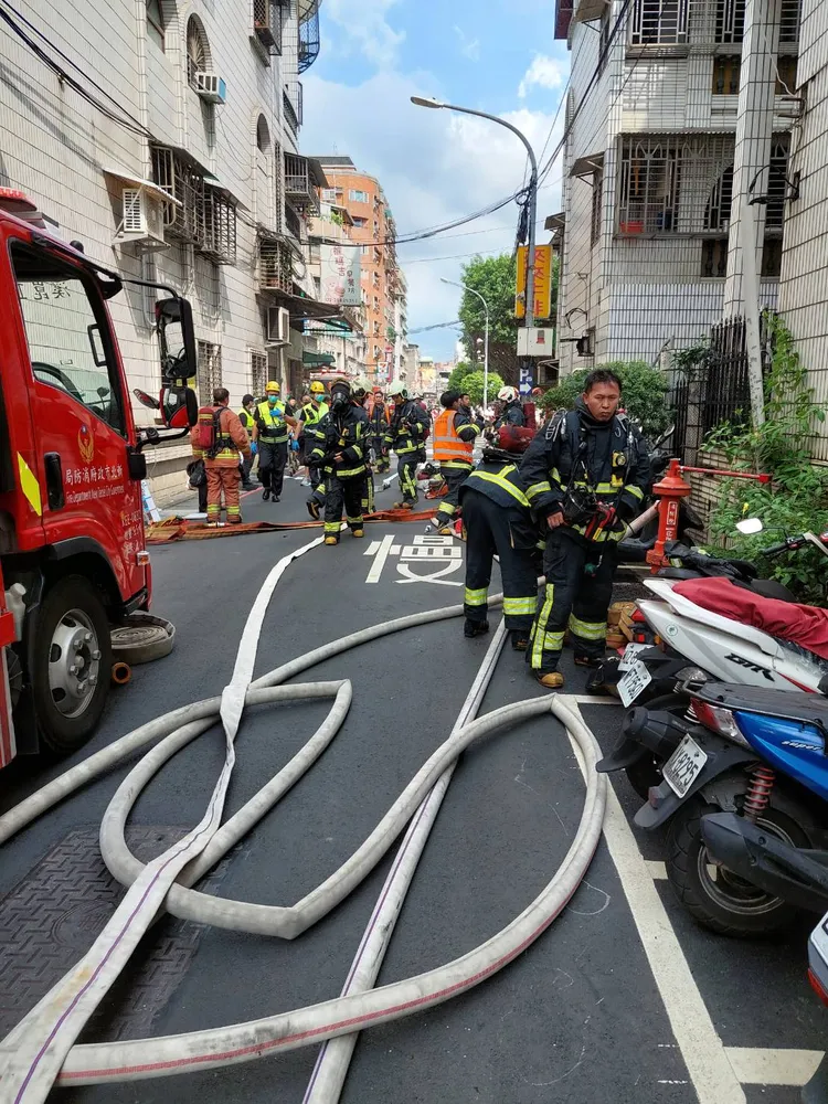 消防人員佈水線灌救。翻攝畫面