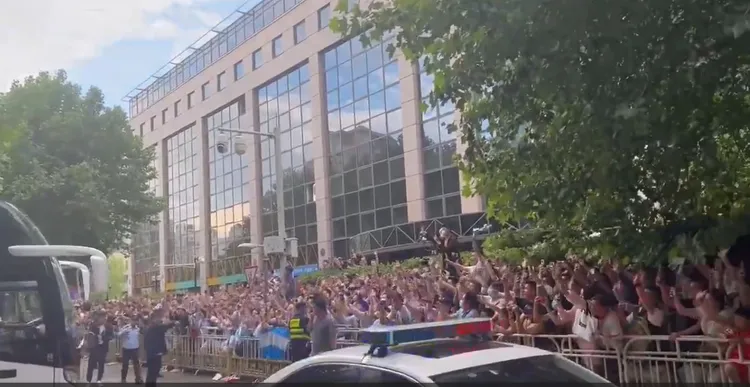 梅西下榻的酒店之外擠滿群眾。翻攝微博