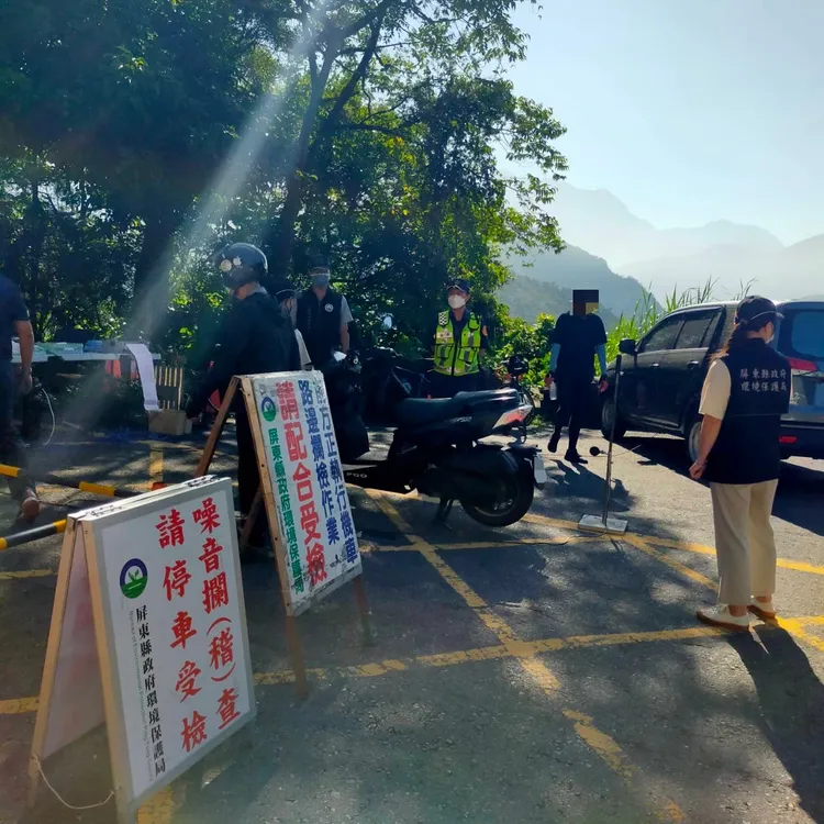 警方與環保局聯合稽查改裝車。翻攝畫面