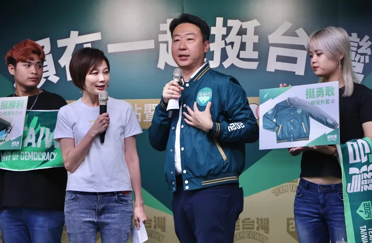 陳世凱最後介紹棒球外套。林林攝