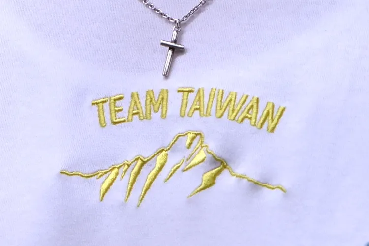 挺希望T恤共有白、綠、黑三種顏色。圖為T恤胸前的圖樣。林林攝