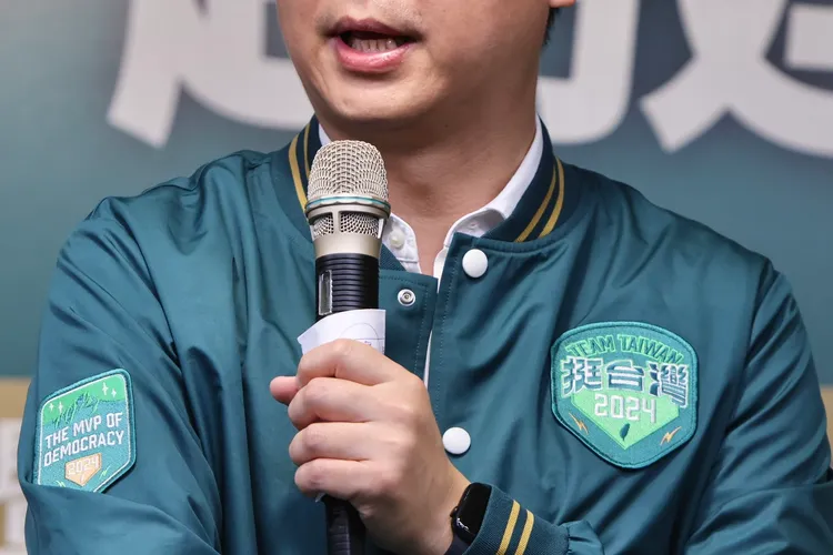 棒球外套上有本壘板意象的圖像。林林攝