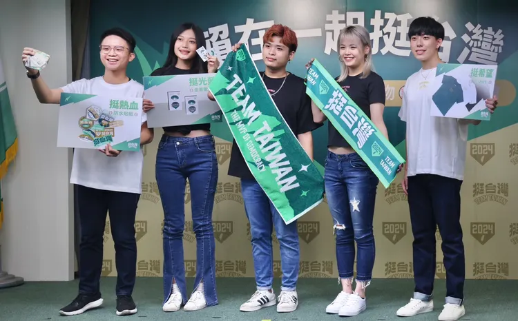 青年軍介紹五款募款小物。林林攝