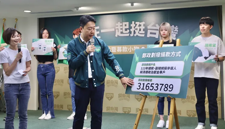 陳世凱與郭雅慧介紹正獻金劃撥帳戶。林林攝