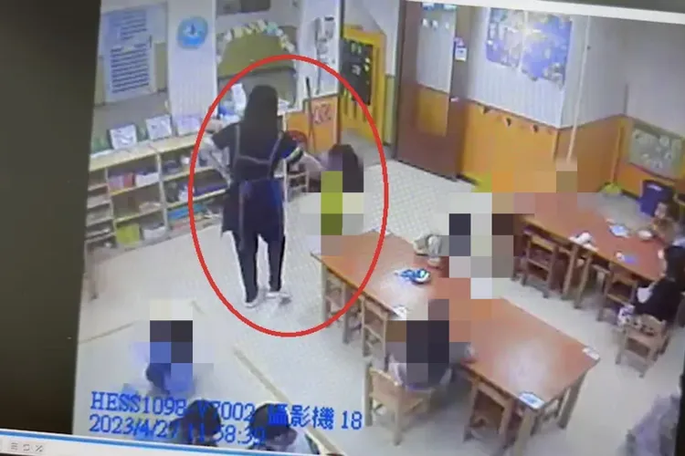 教保員揪著小朋友衣領，發洩情緒。翻攝畫面