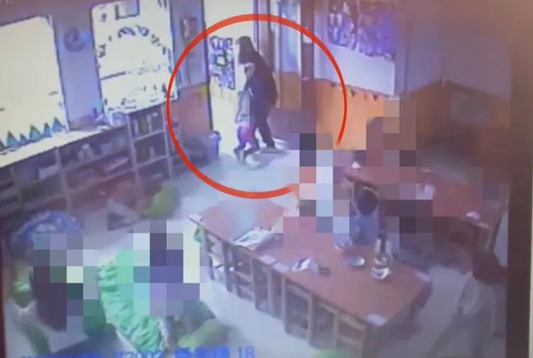 女教保員拉著幼童衣領一路拖行後丟到走廊，再狠狠關上門。翻攝畫面