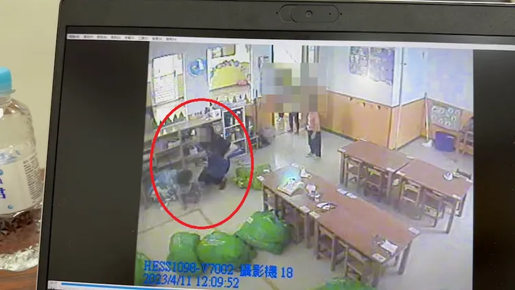 惡劣教保員用力將小朋友推倒在地。翻攝畫面