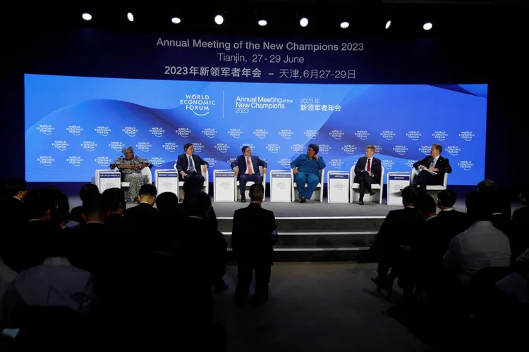 希金斯（右二）正在中國天津參加世界經濟論壇「新領軍者年會」（夏季達沃斯論壇）。路透社