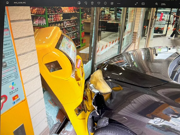 超商門口的扭蛋機被撞毀。民眾提供