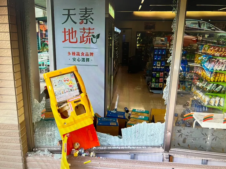 超商玻璃被撞破，門口的扭蛋機也毀損。民眾提供