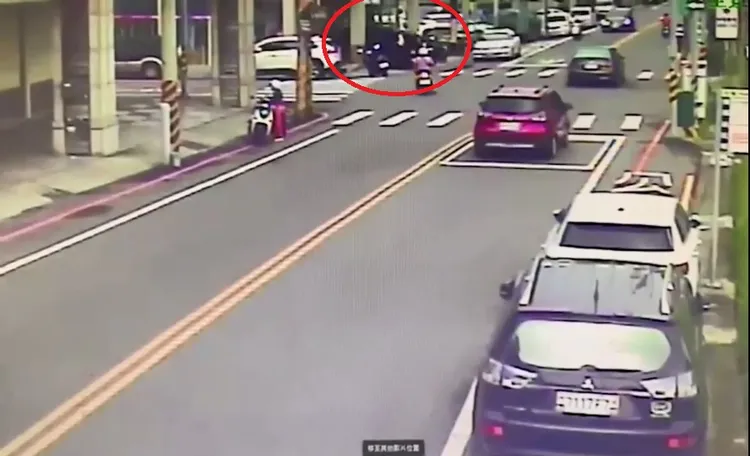車子衝進超商騎樓撞破玻璃。民眾提供