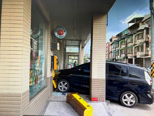 駕照雞腿換的?苗栗24歲男開車買咖啡 1個大甩尾竟撞進超商