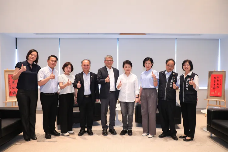 國慶籌備委員會秘書長花敬群及團隊一行人，至台中市政府拜會市長盧秀燕。市府提供