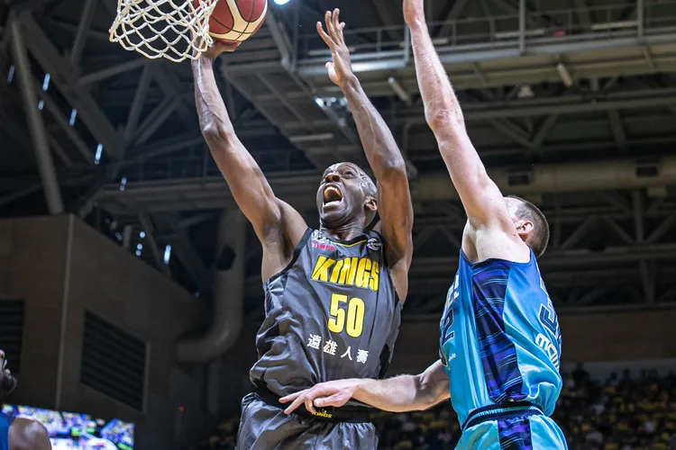 戴維斯(左)演出雙10。PLG