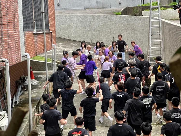 藝人們看到黑衣人衝出來，嚇得往後逃跑。民視提供