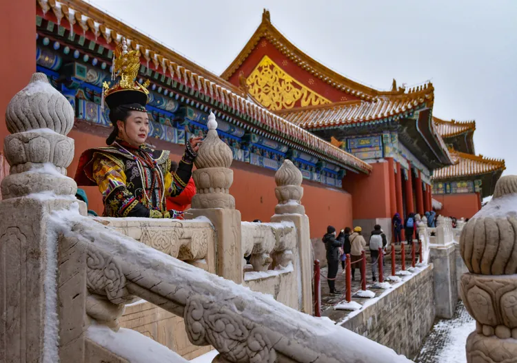 中國北京故宮博物院15日公布新規，禁止商業拍攝；圖為著清宮服的遊客。路透社