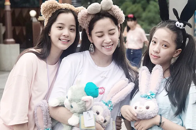 歐陽娜娜（左起）、妮妮及娣娣三姊妹合照。翻攝歐陽娣娣小紅書