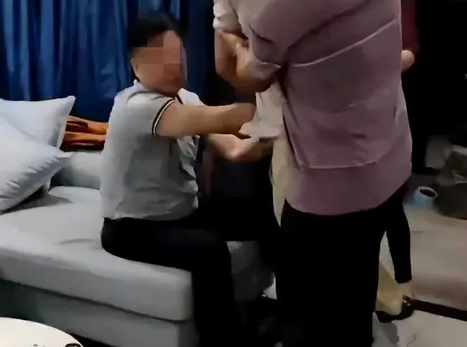 綠帽夫隱忍許久,揭破劉姓老王與嫩妻姦情,才發現老王是當地官員。翻攝自《網易》