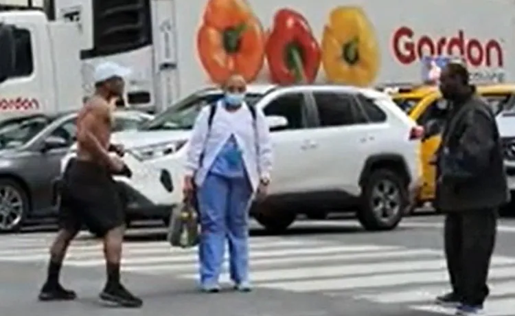 另一名大媽（中）斥責鬥毆中的2人擋路了，2人真的讓開路，好讓大媽通過。翻攝twitter@nypd